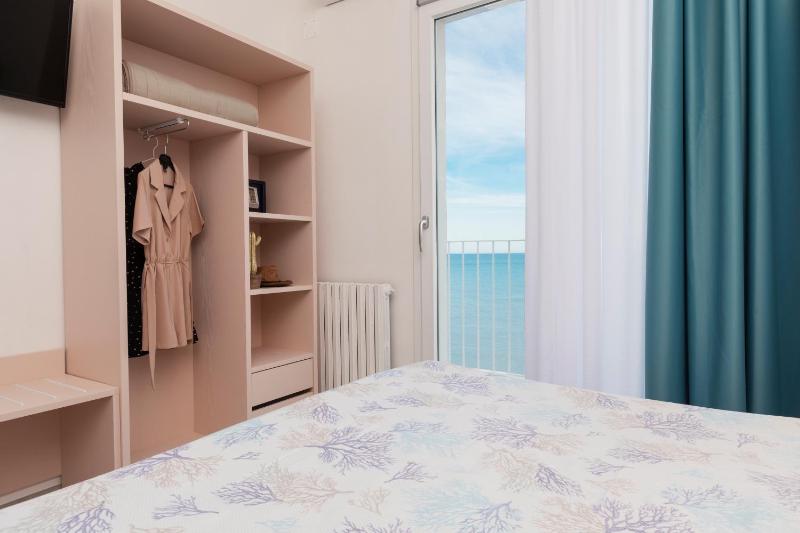 Double Room with Sea View image 3