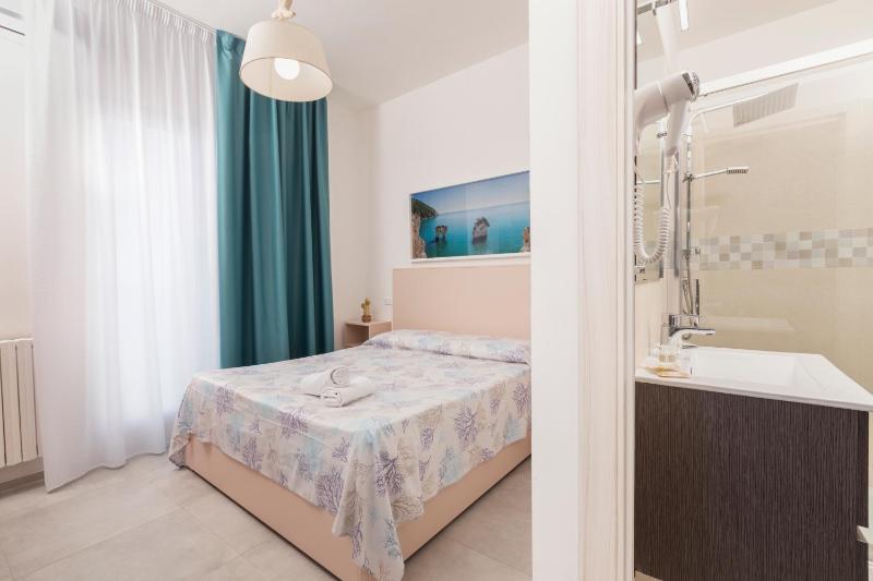 Double Room with Sea View image 2