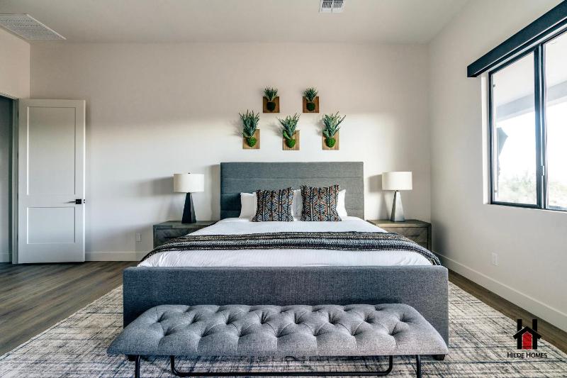 Peaceful Getaway to a New Custom-Built Luxury Home - image 2