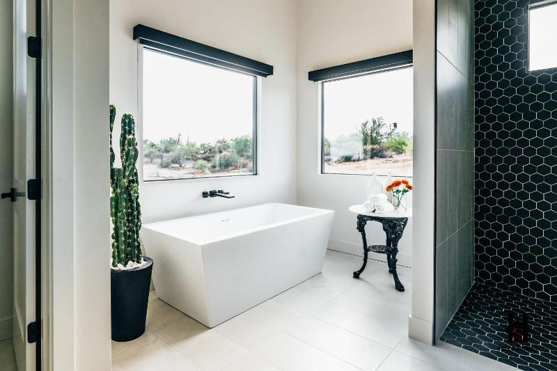Peaceful Getaway to a New Custom-Built Luxury Home - image 31