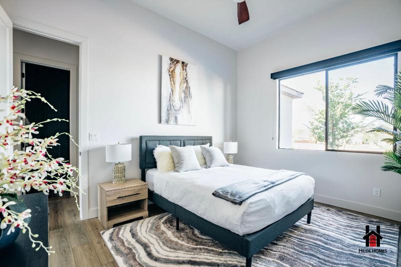 Peaceful Getaway to a New Custom-Built Luxury Home - image 17