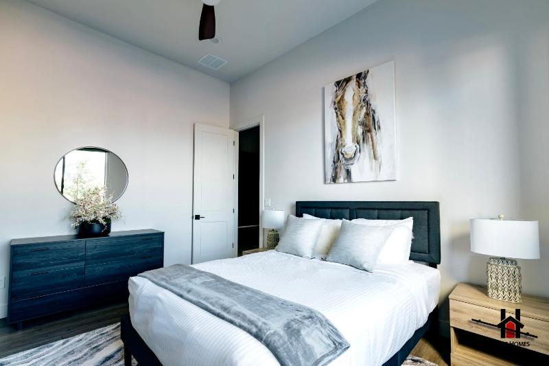 Peaceful Getaway to a New Custom-Built Luxury Home - image 30