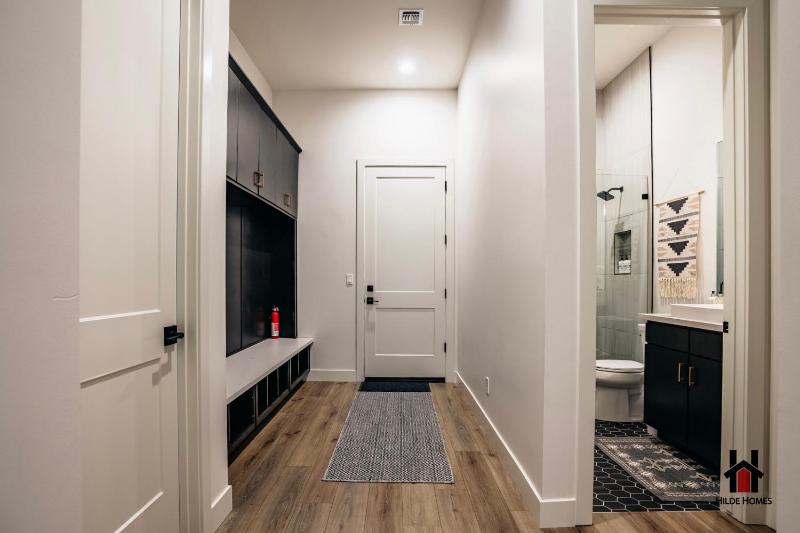 Peaceful Getaway to a New Custom-Built Luxury Home - image 42