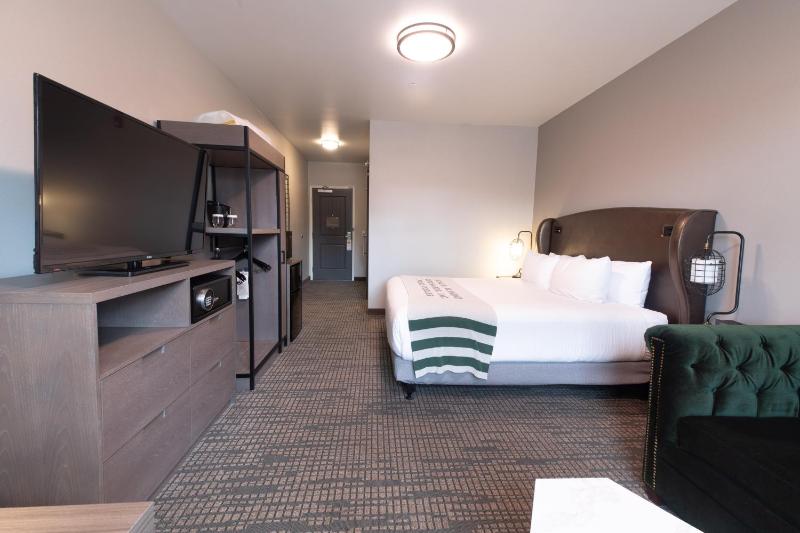 King Suite with Roll-In Shower image 1