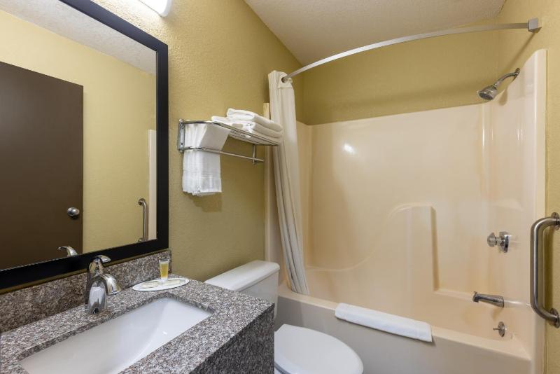 Queen Room with Two Queen Beds - Non-Smoking image 2