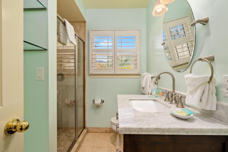 Queen Room - Trellis Court image 2