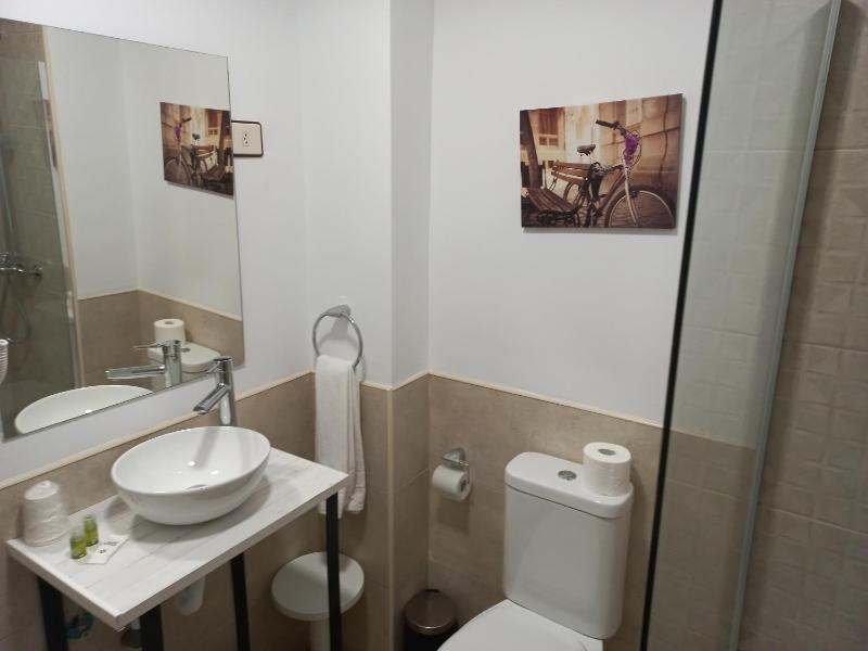 Twin Room image 3