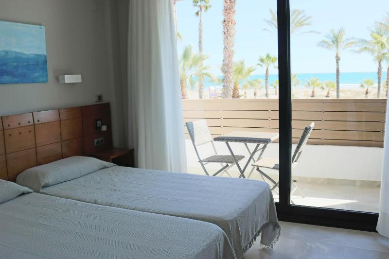 Twin Room image 3