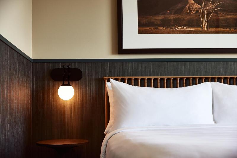 Deluxe King Room with View image 1