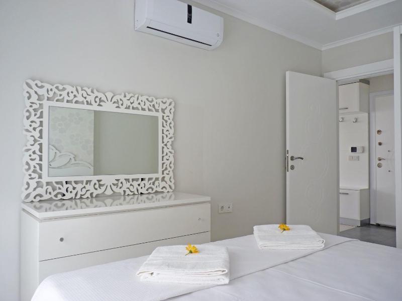 One-Bedroom Apartment image 4