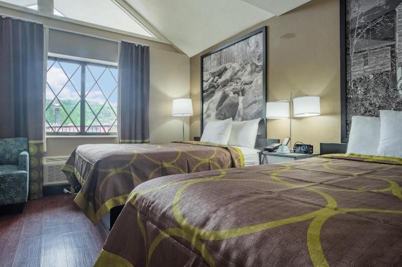 Queen Room with Two Queen Beds - Non-Smoking image 3