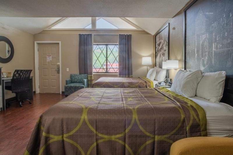 Queen Room with Two Queen Beds - Non-Smoking image 2