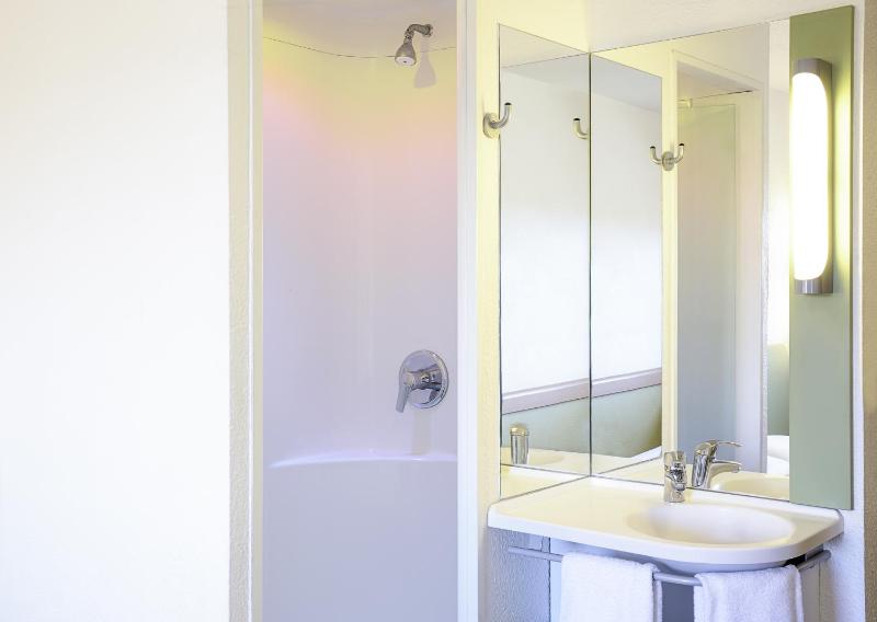 Standard Triple Room image 2