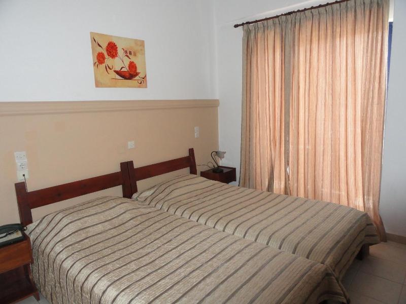 Twin Room with City View image 2