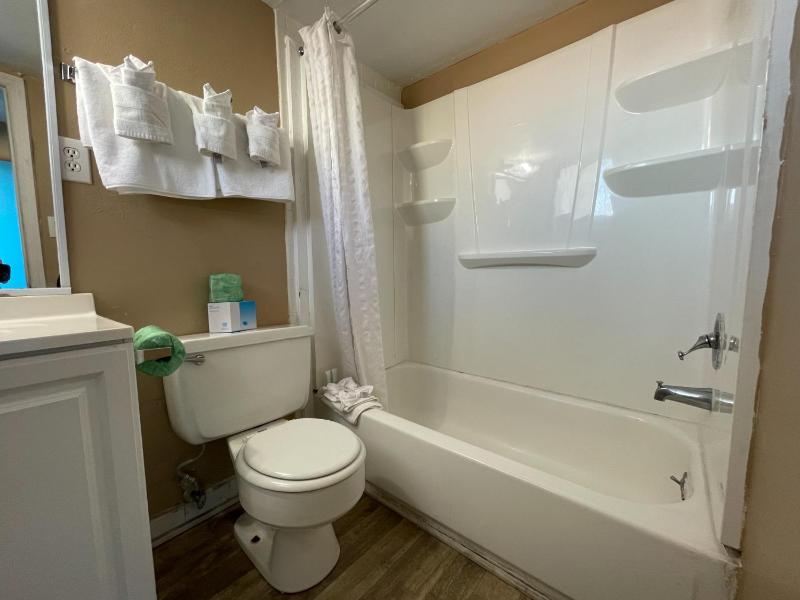 Non-Oceanfront Queen Room image 3
