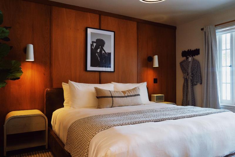 Deluxe Queen Room image 1