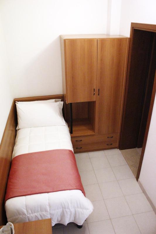 Single Room image 3