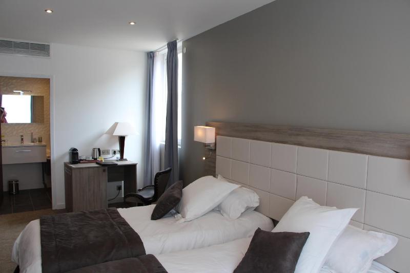 Standard Twin Room image 1