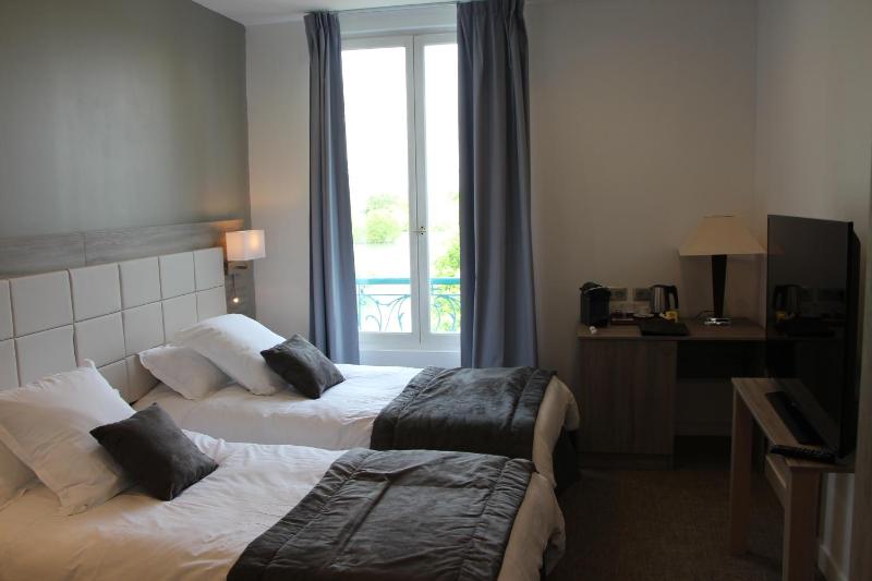 Superior Twin Room image 4