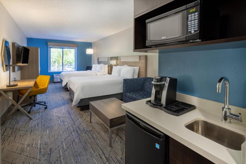 Suite with Two Queen Beds image 4