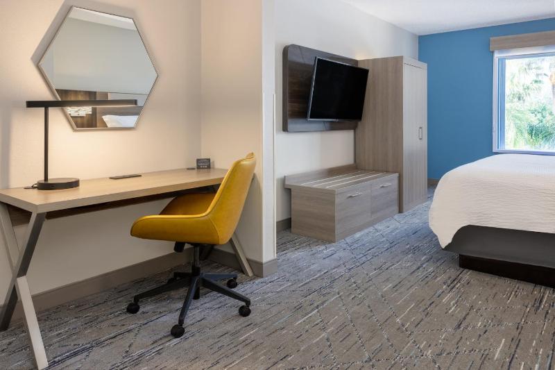 King Suite - Non-Smoking image 3