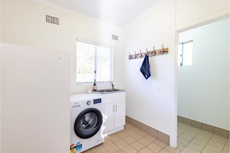 Tomaree Cottage 12 Tomaree Road - 200 mtrs to Beach - Pet Friendly linen WiFi & aircon - image 4