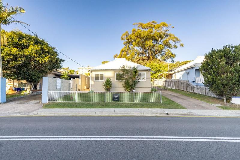 Tomaree Cottage 12 Tomaree Road - 200 mtrs to Beach - Pet Friendly linen WiFi & aircon - image 8
