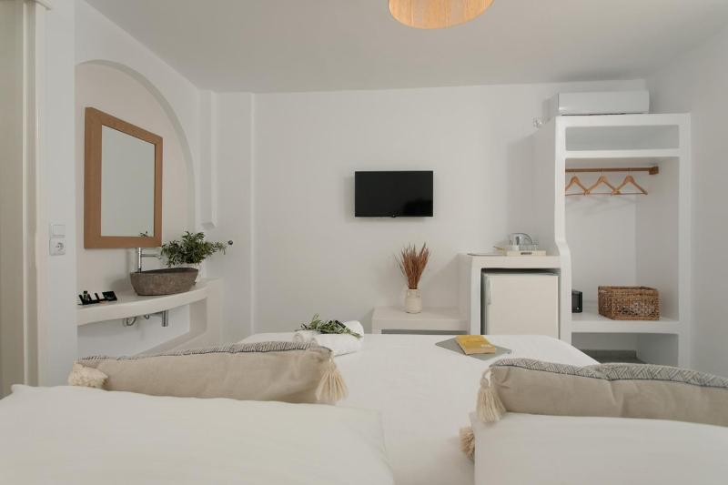 Economy Double Room with Patio and Sea View image 1