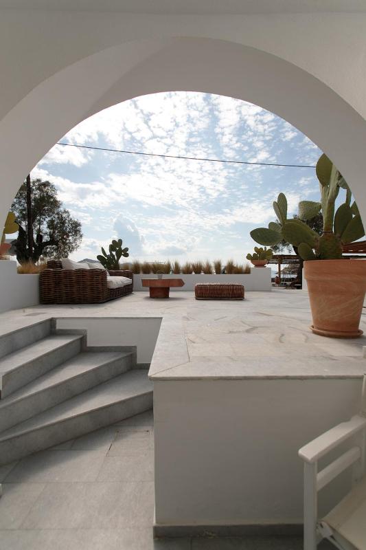 Economy Double Room with Patio and Sea View image 3