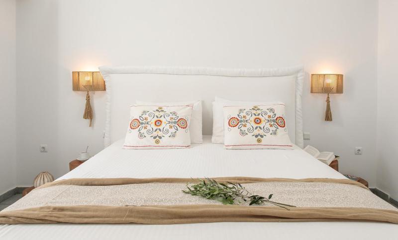 Economy Triple Room with Patio and Sea View image 3