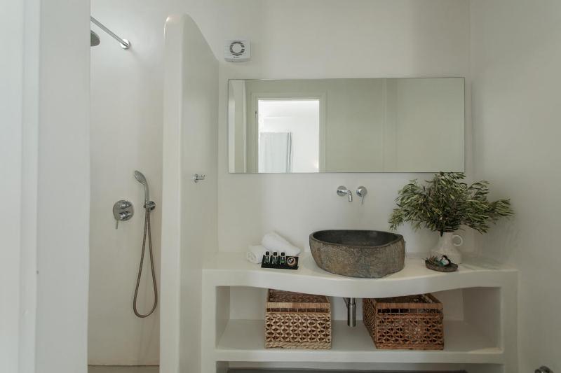 Superior Triple Room with Sea View image 2