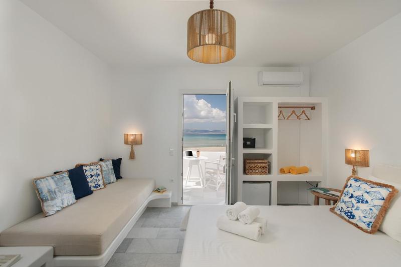 Standard Triple Room with Balcony and Sea View image 1