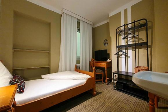 Single Room image 3