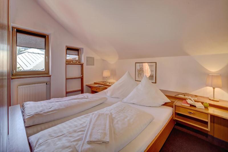 One-Bedroom Family Suite with Balcony image 4