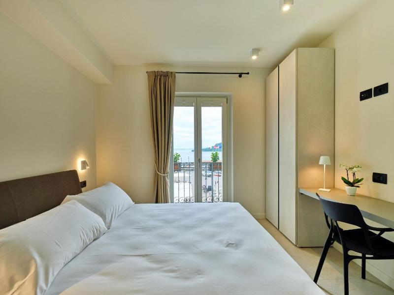 Deluxe Double Room with Balcony and Sea View image 1