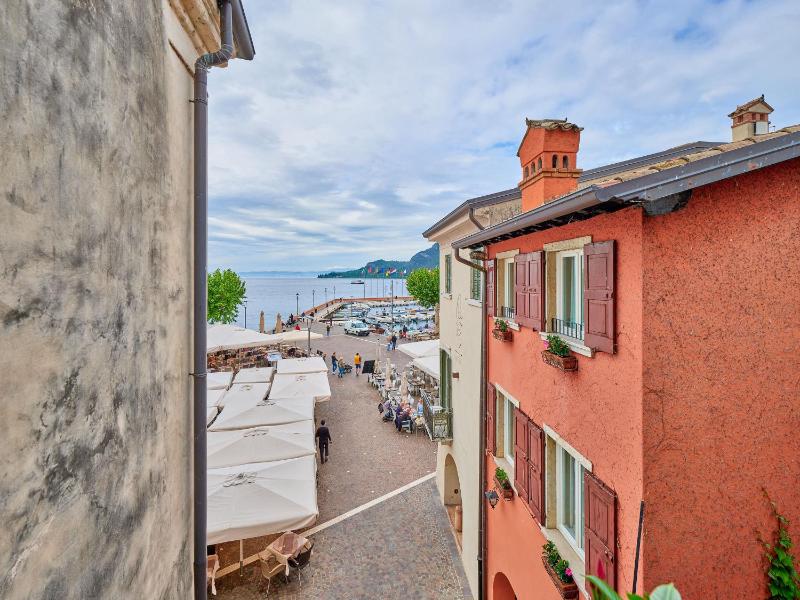 Deluxe Double Room with Balcony and Sea View image 4