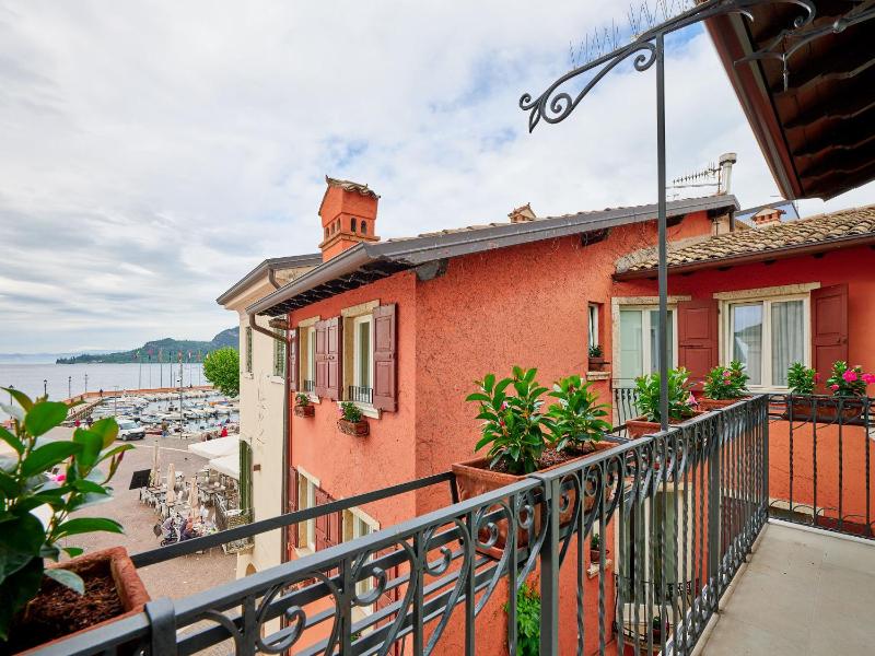 Deluxe Double Room with Balcony and Sea View image 3
