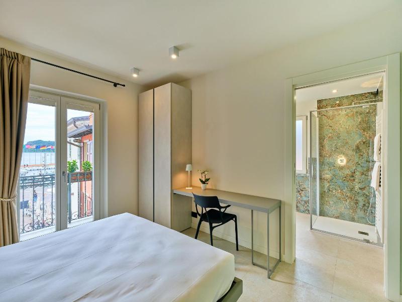 Deluxe Double Room with Balcony and Sea View image 2