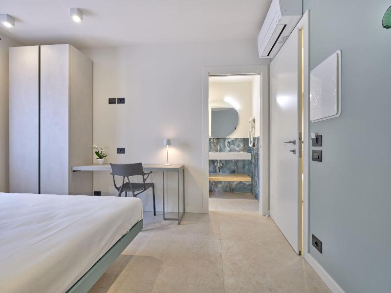 Deluxe Double or Twin Room image 1