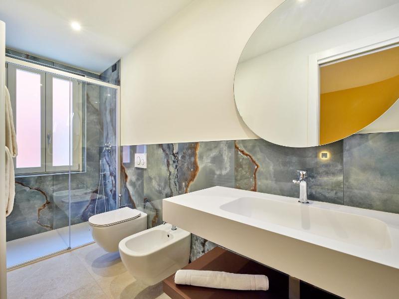 Deluxe Double or Twin Room image 4