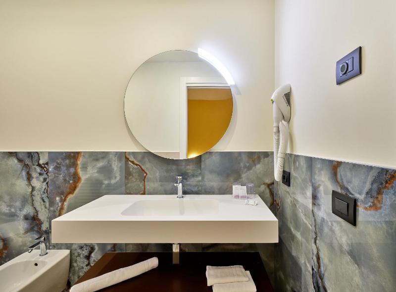 Deluxe Double or Twin Room image 3