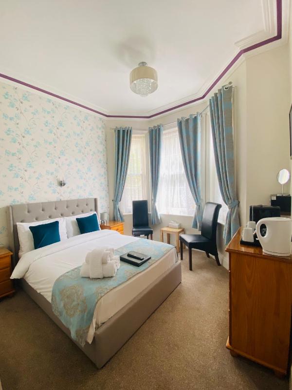 Double Room image 4