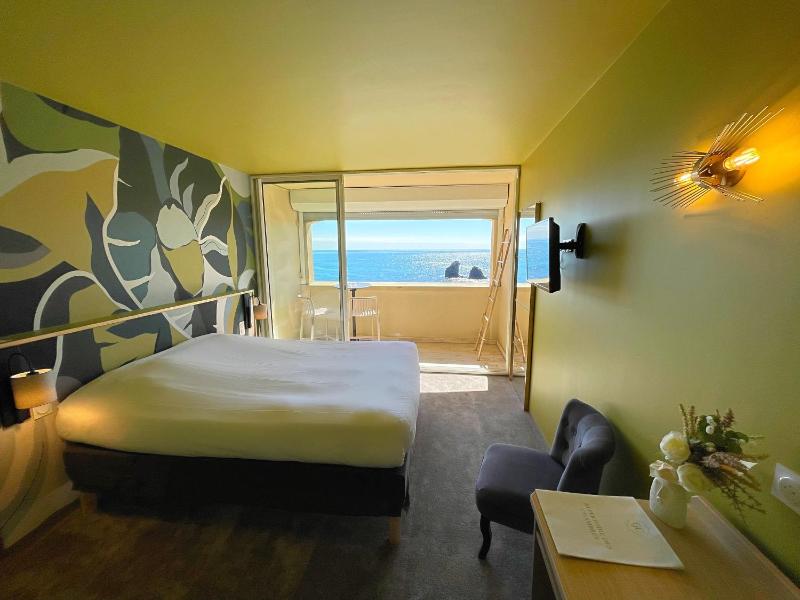 Deluxe Double Room with Balcony and Sea View image 1