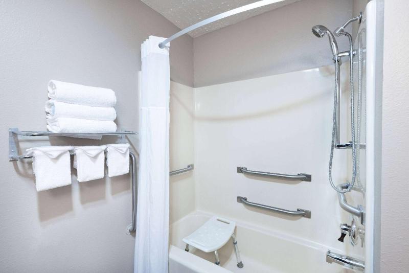 Queen Room - Mobility Access/Non-Smoking image 2