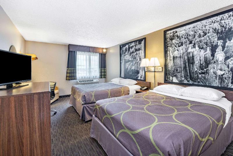 Queen Room with Two Queen Beds - Non-Smoking image 2