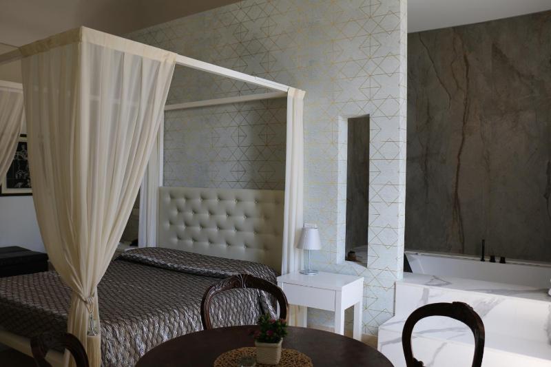 Queen Suite with Spa Bath image 1