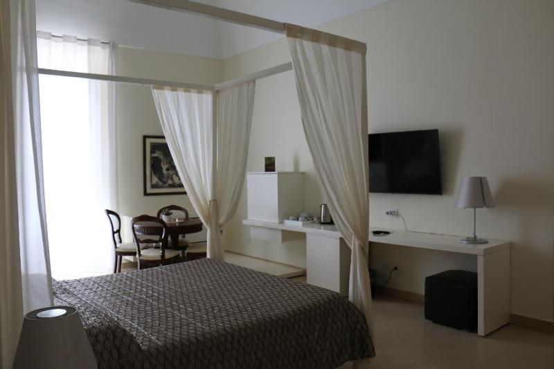 Queen Suite with Spa Bath image 4
