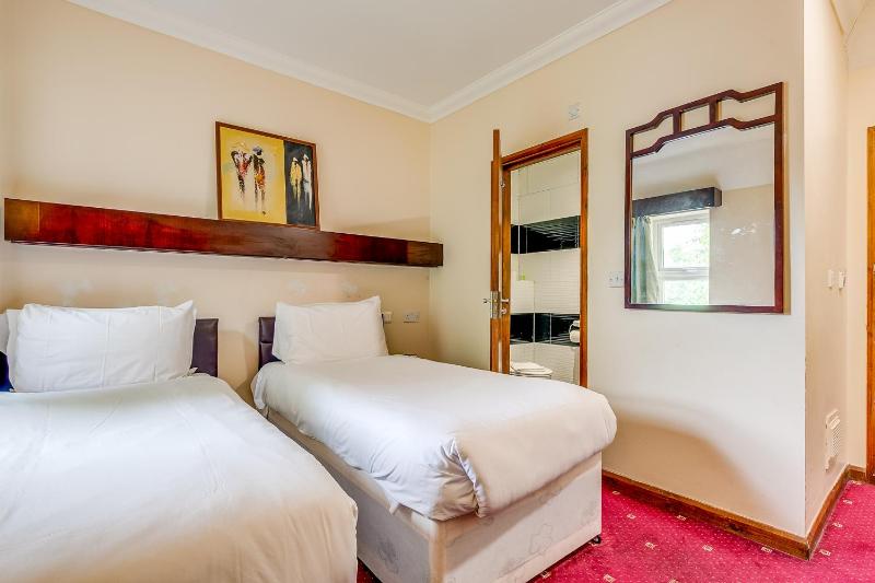 Twin Room image 1