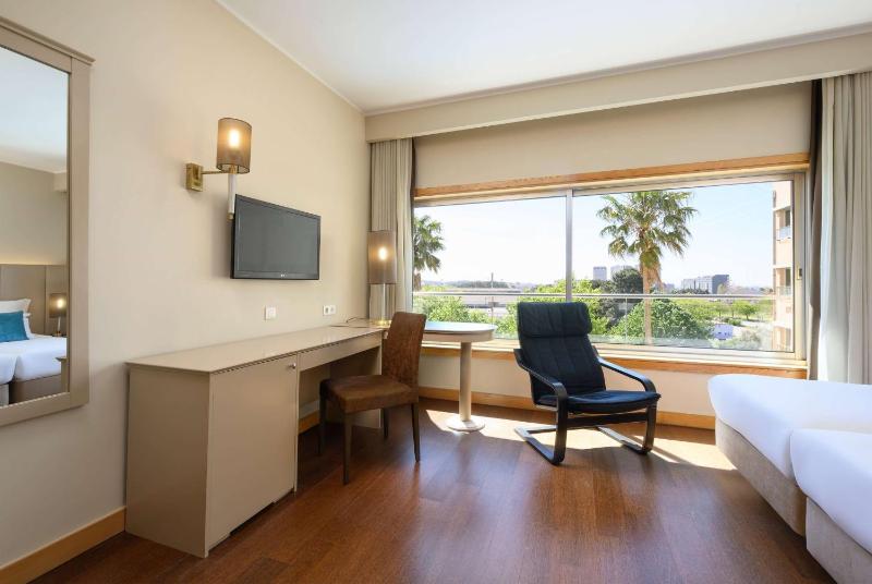 Deluxe Double Room with Pool View -  Non-Smoking image 3