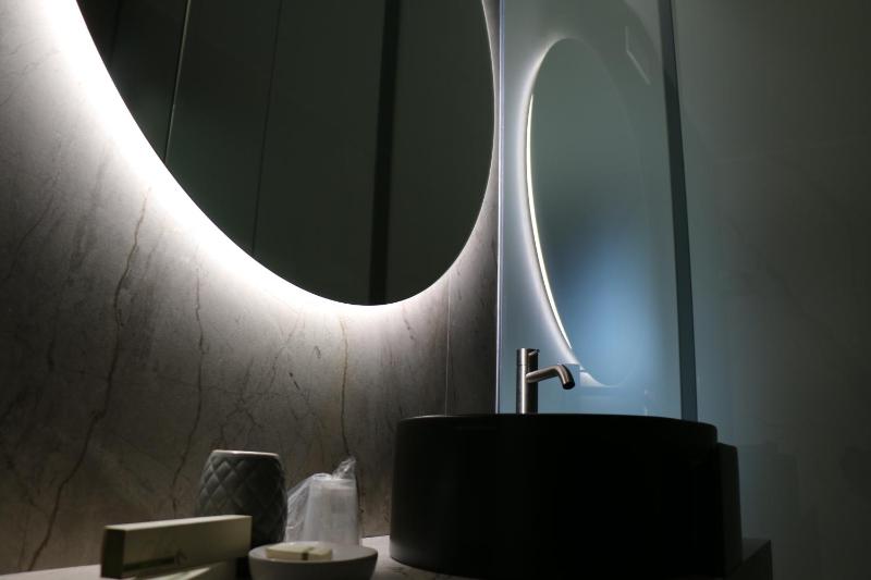 Queen Suite with Spa Bath image 2